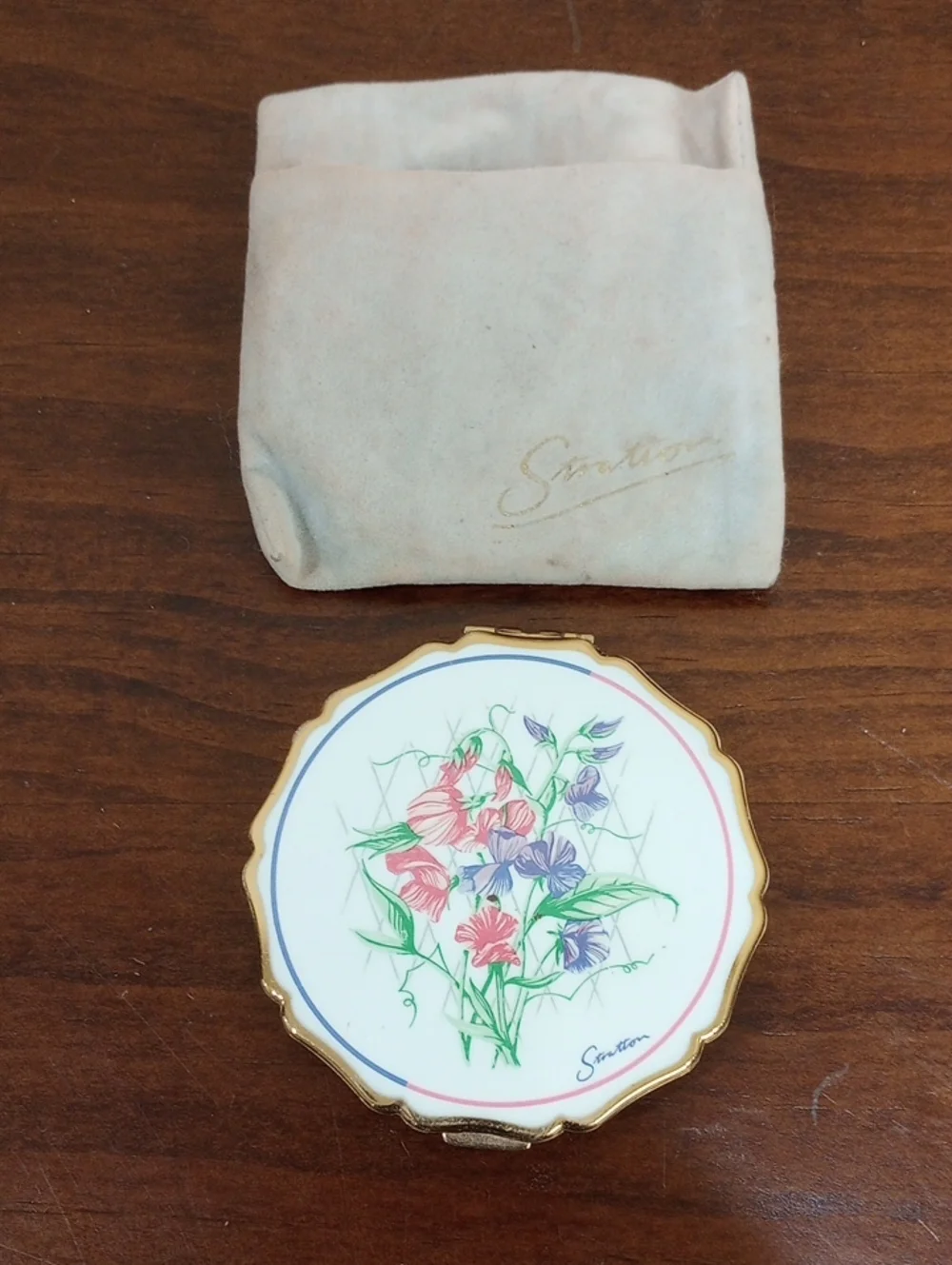 Stratton England Sweet Pea White Floral Powder Compact - Vintage!